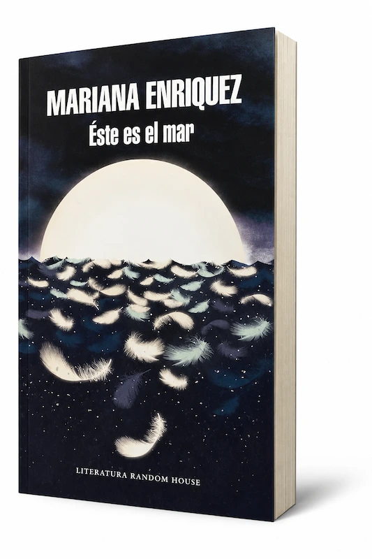 Libro Éste es el mar, de Mariana Enriquez, con cubierta oscura, un círculo blanco sobre el mar y plumas, visto en perspectiva.