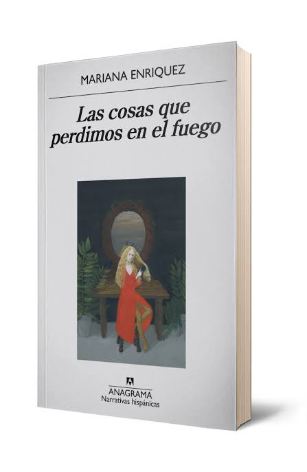 Libro Las cosas que perdimos en el fuego, de Mariana Enriquez, con cubierta gris y una figura vestida de rojo ante un espejo.