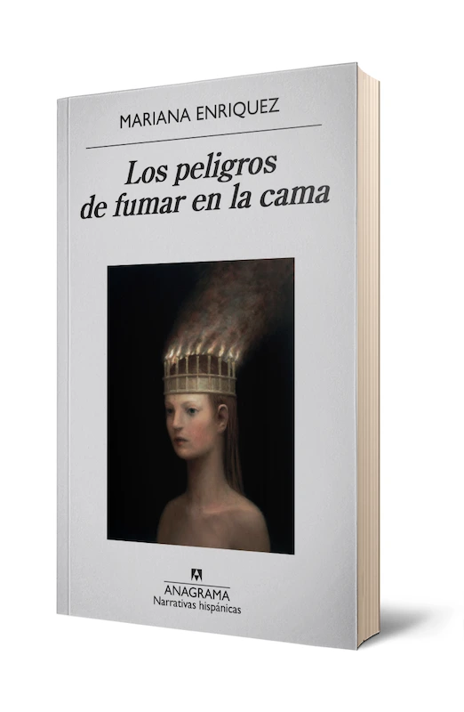 Libro Los peligros de fumar en la cama, de Mariana Enriquez, con cubierta de Anagrama y una figura femenina con corona encendida.