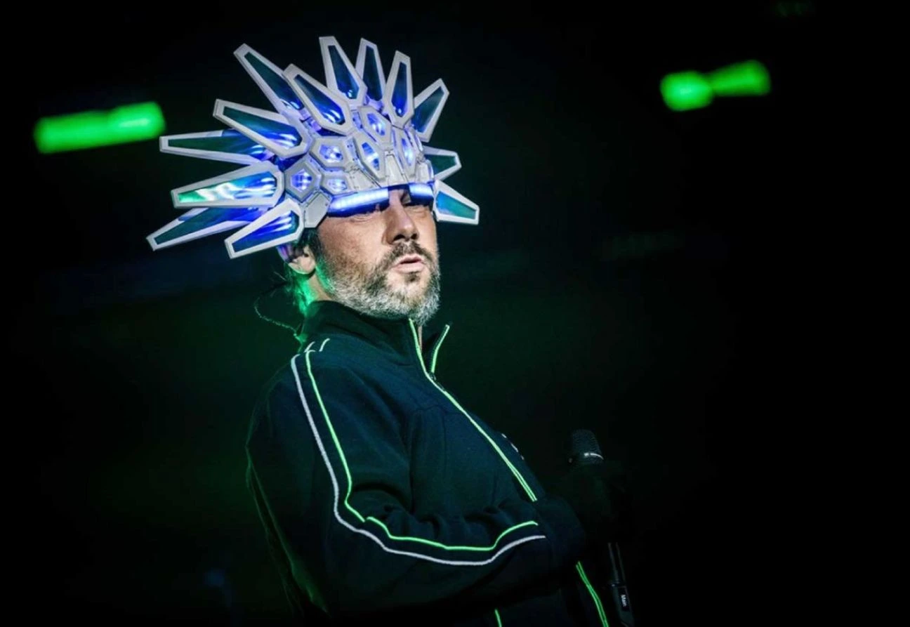 Jamiroquai: Ícono del estilo que viste el ritmo del funk