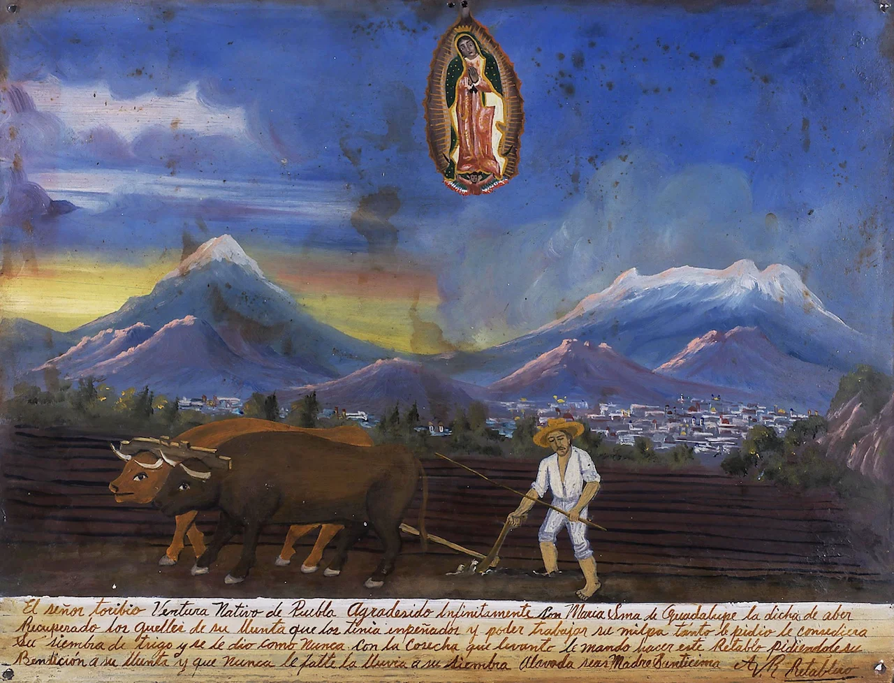 Cuadro de Alfredo Vilchis que representa a la Virgen de Guadalupe y a San Judas Tadeo rodeados de diversos personajes populares y textos de agradecimiento. Obra pictórica de exvoto popular sobre lámina.