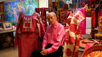 Ramón Valdiosera: cómo nació el rosa mexicano y una moda con identidad propia Ramón Valdiosera, creador del rosa mexicano, posa con una camisa color rosa vibrante junto a sus icónicos vestidos tradicionales de la marca Maya de México.