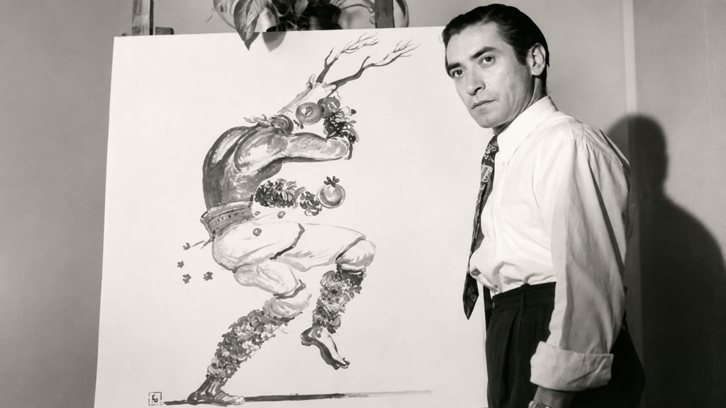 Fotografía histórica en blanco y negro del artista Ramón Valdiosera de pie junto a su pintura de un danzante tradicional indígena mexicano