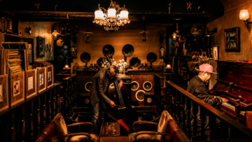 Los mejores listening bars en CDMX que debes visitar Músicos de jazz tocando el contrabajo y el piano en el escenario de Violon, un tradicional café de vinilos y jazz kissaten