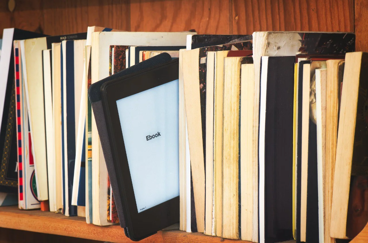 ¿Por qué los libros físicos venden más que los digitales? El papel vs la pantalla