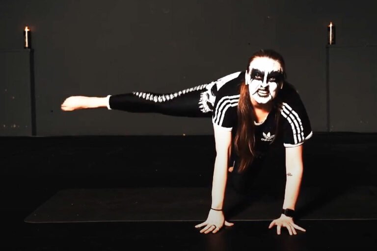 Yoga con Metal: la inesperada armonía entre la calma y el caos