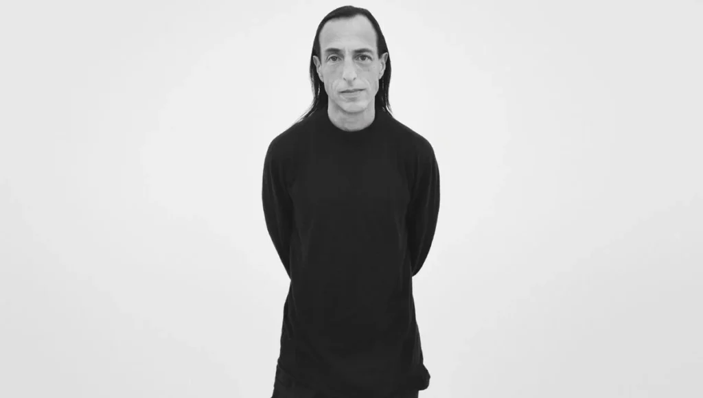Rick Owens se une a OnlyFans: el diseñador vende fotos de sus pies por una buena causa
