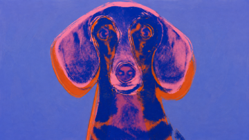 El perro salchicha en el arte: De Picasso a Warhol, la inspiración de un dachshund Retrato de Maurice, una pintura de estilo Pop Art realizada en 1976 por Andy Warhol que muestra el primer plano de un perro salchicha (dachshund) con orejas grandes y alargadas en tonos azul, violeta y rosa sobre un fondo azul claro.