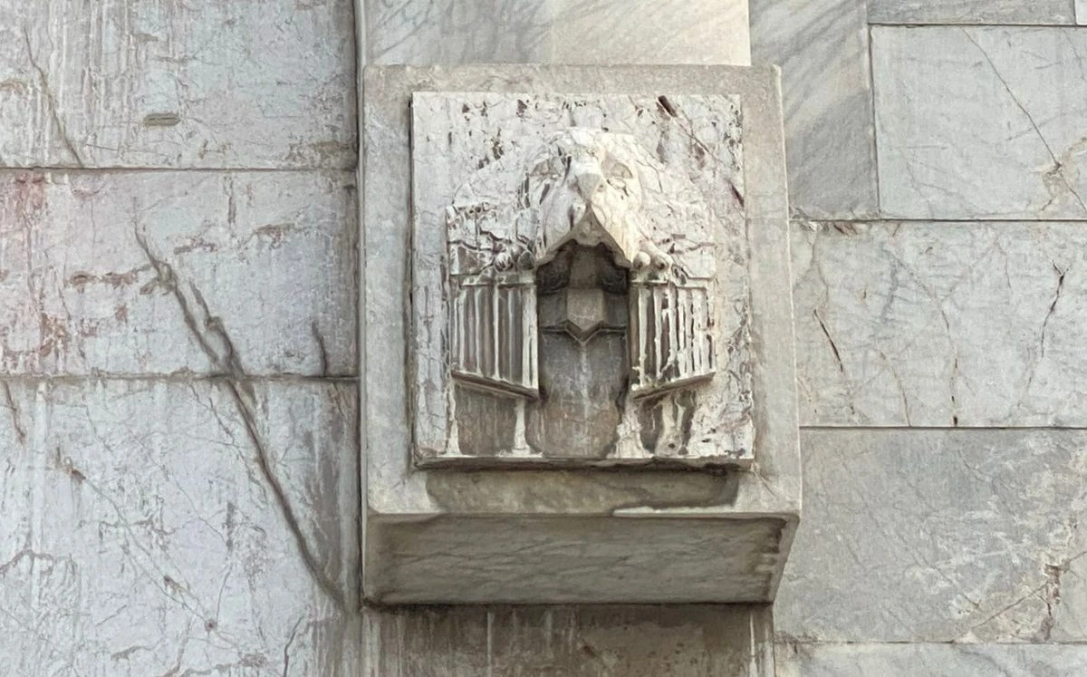 La conmovedora historia de la perrita Aída en el Palacio de Bellas Artes