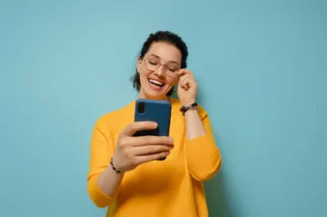 woman-with-smartphone-2024-11-05-10-27-56-utc