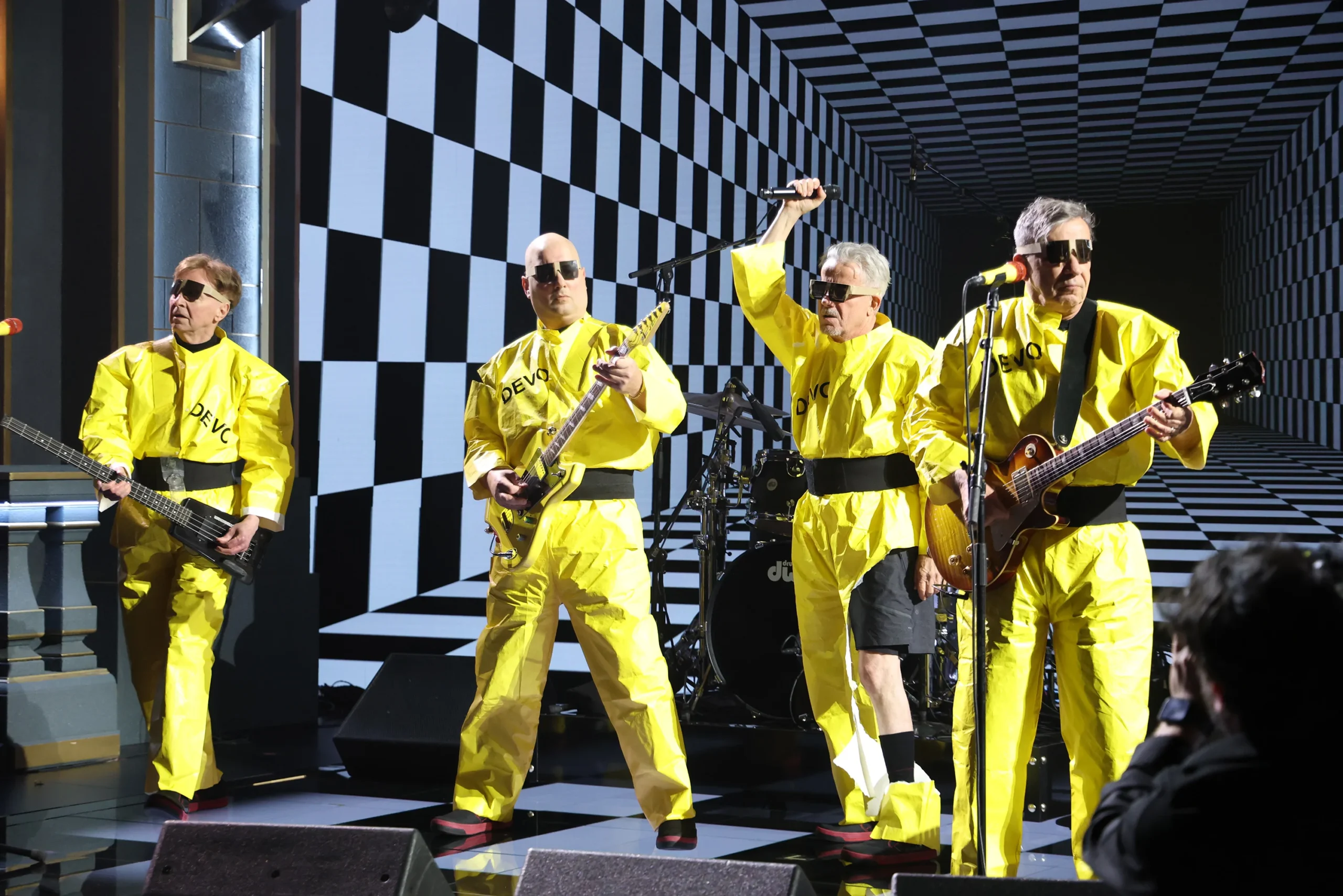 DEVO: El documental que revela la verdad detrás de la banda más incomprendida