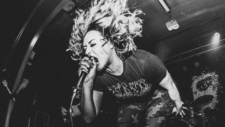 Las 5 mujeres que están liderando la escena hardcore
