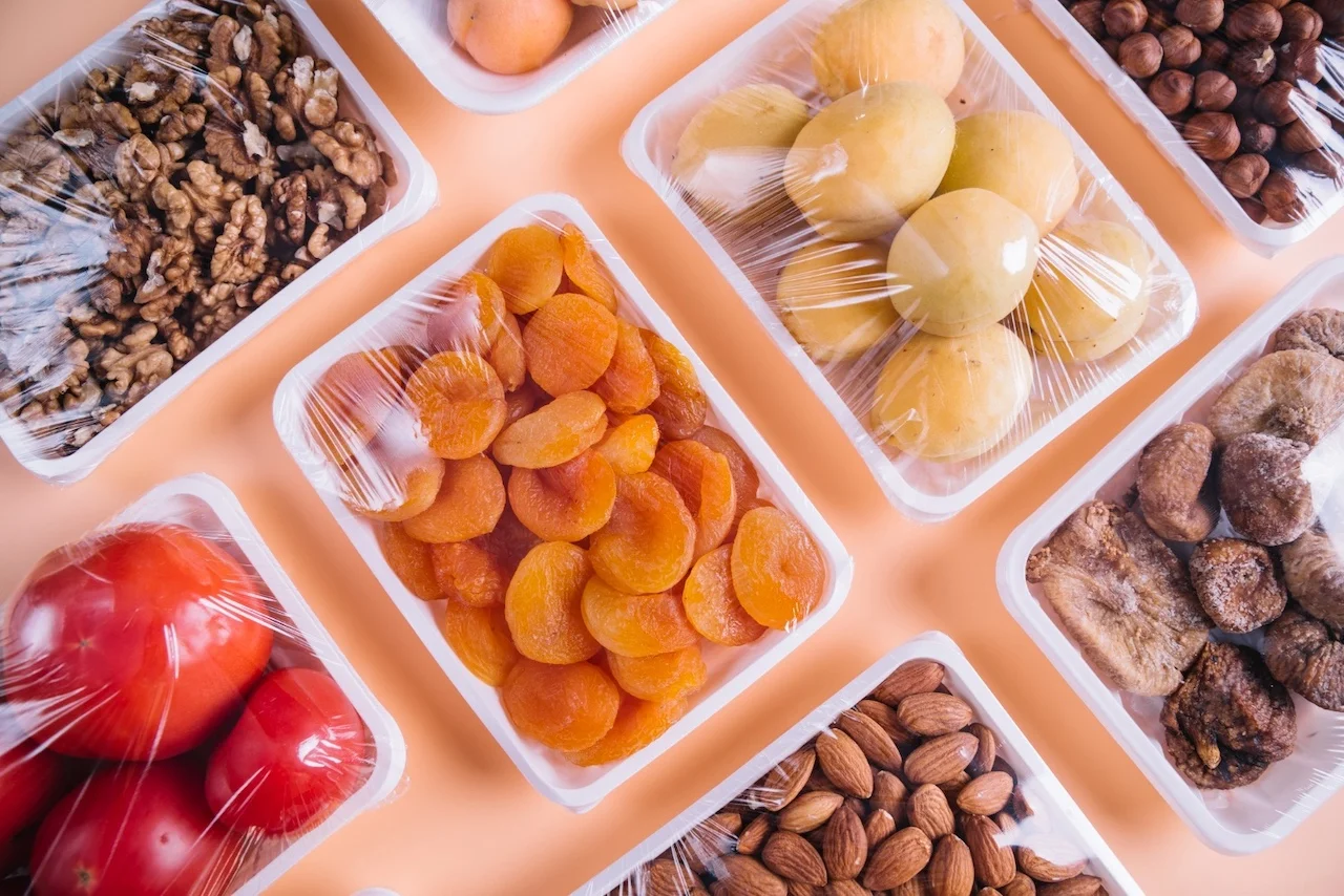 La ciencia invisible: cómo el humilde empaque plástico define la frescura de tus alimentos