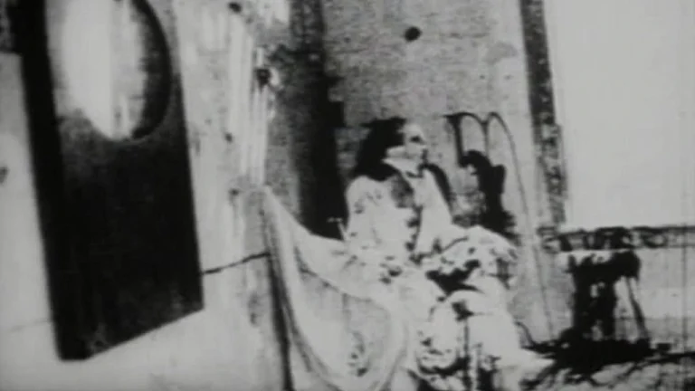 Dónde ver gratis Begotten, la película de culto en blanco y negro