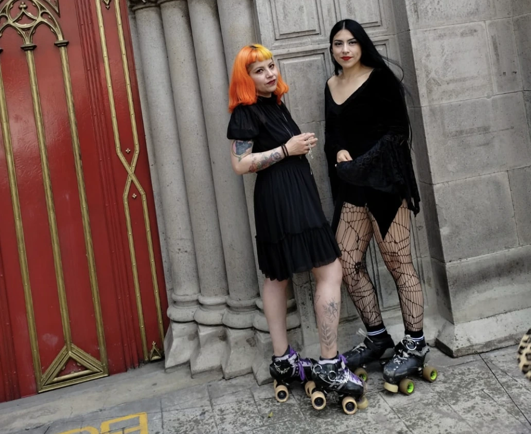 Halloween sobre ruedas en CDMX con vinilos y temática goth