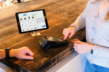 ¿Cómo se dio la evolución de los pagos sin contacto en Latinoamérica? cashless-terminal-pago-tablet