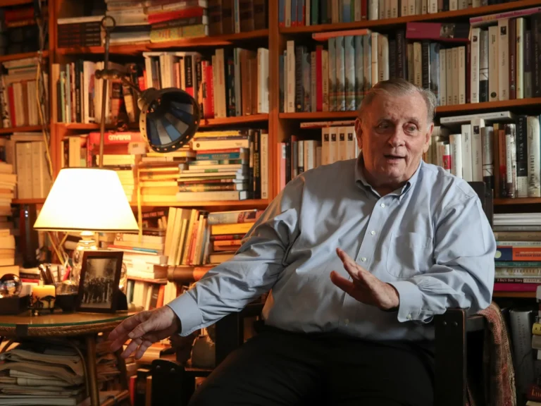 Edmund White: el escritor queer que documentó la crisis del SIDA