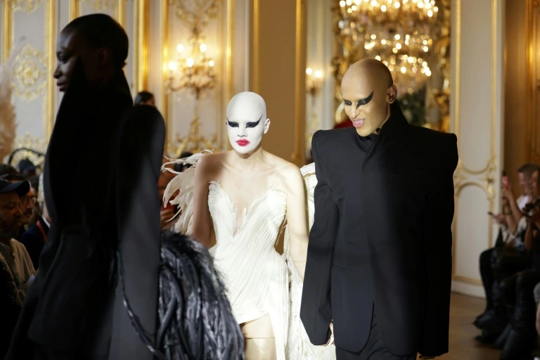 Hannah Rose Dalton y Steven Raj Bhaskaran 