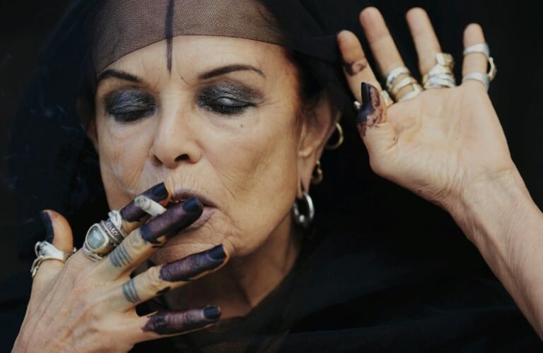 Brujas de las manos negras: más allá de una estética oscura