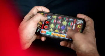 online-slots-phone-hands-playing