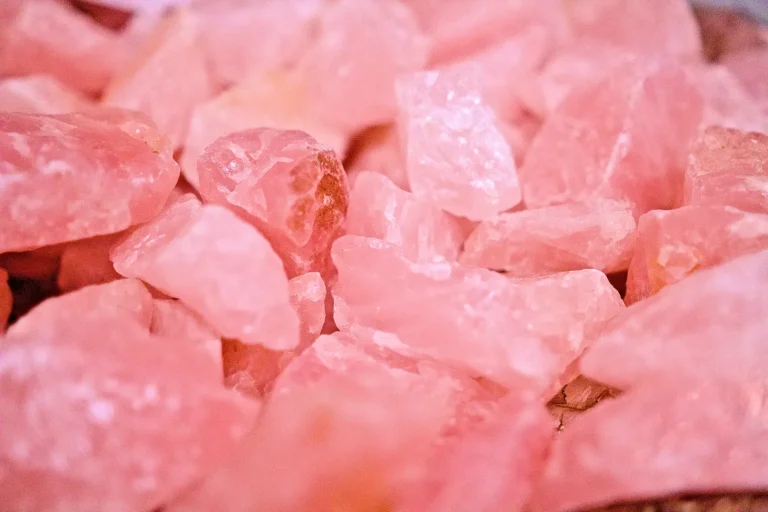 Cuarzo rosa: el mineral que destaca por su simbolismo y su creciente demanda
