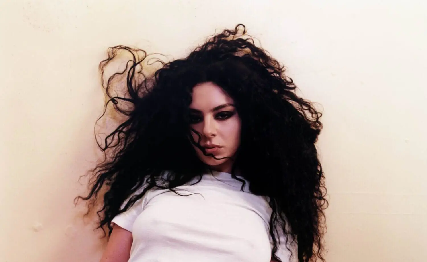 Charli XCX y el riesgo que corre por ayudar niños palestinos