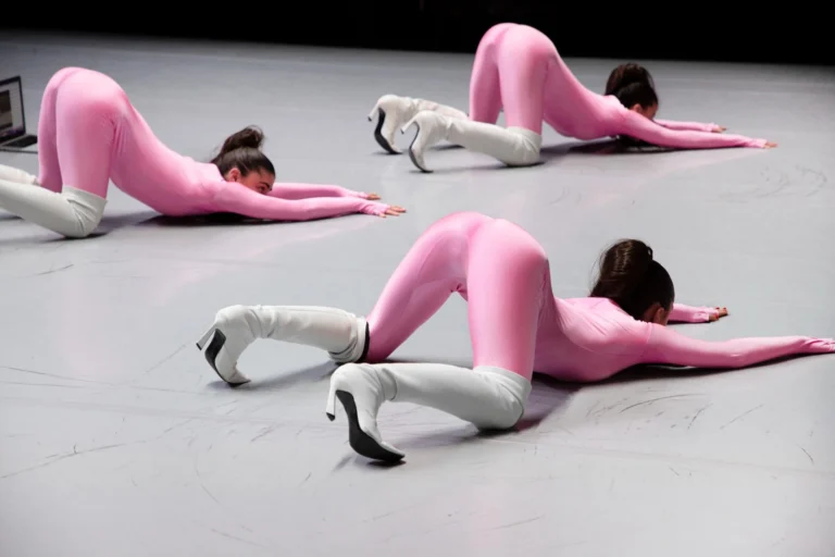 Candela Capitán y el performance»Solas»: La denuncia al consumo corporal