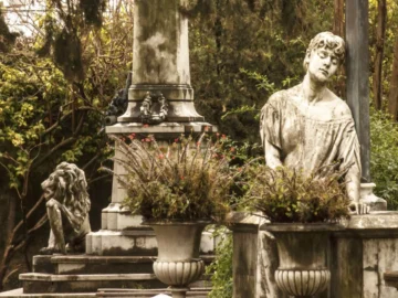 Cuidado energético: cómo protegerte antes de visitar un panteón