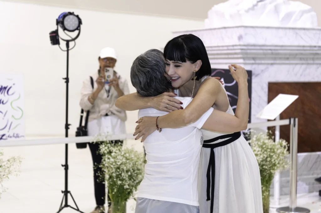 Susana Zabaleta y el performance de los abrazos