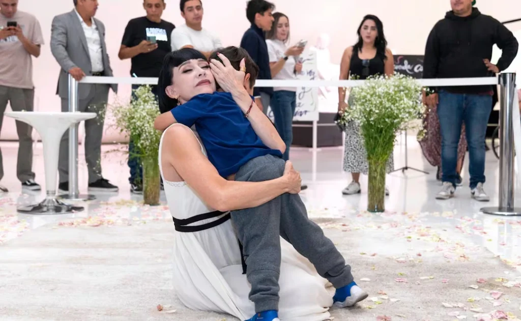 Susana Zabaleta y el performance de los abrazos