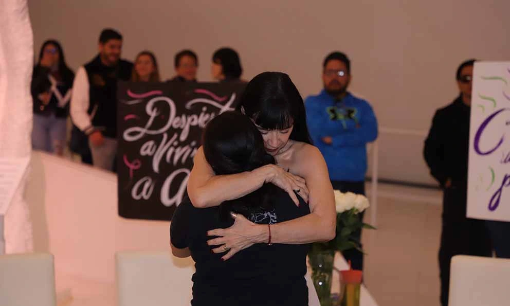 Susana Zabaleta y el performance de los abrazos