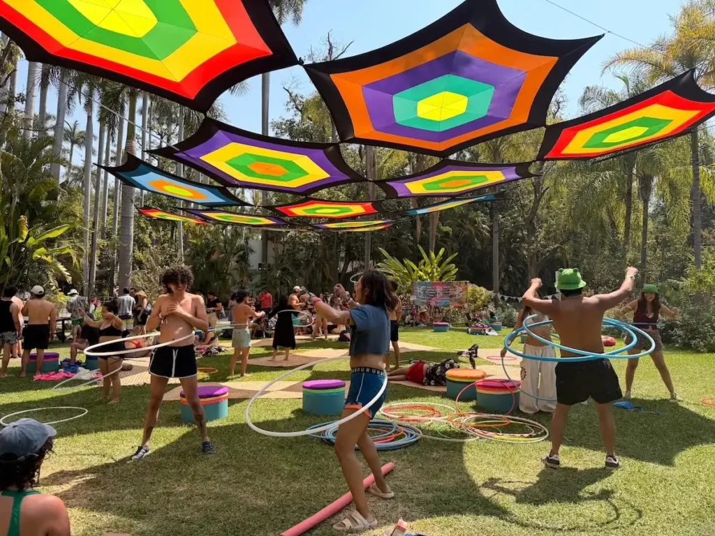 Personas participando en actividades colectivas y talleres en el bosque de Bahidorá 2026.