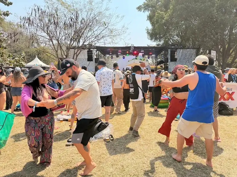 Parejas bailando cumbia con Sonido La Changa en la clausura de Bahidorá 2026 en Morelos.
