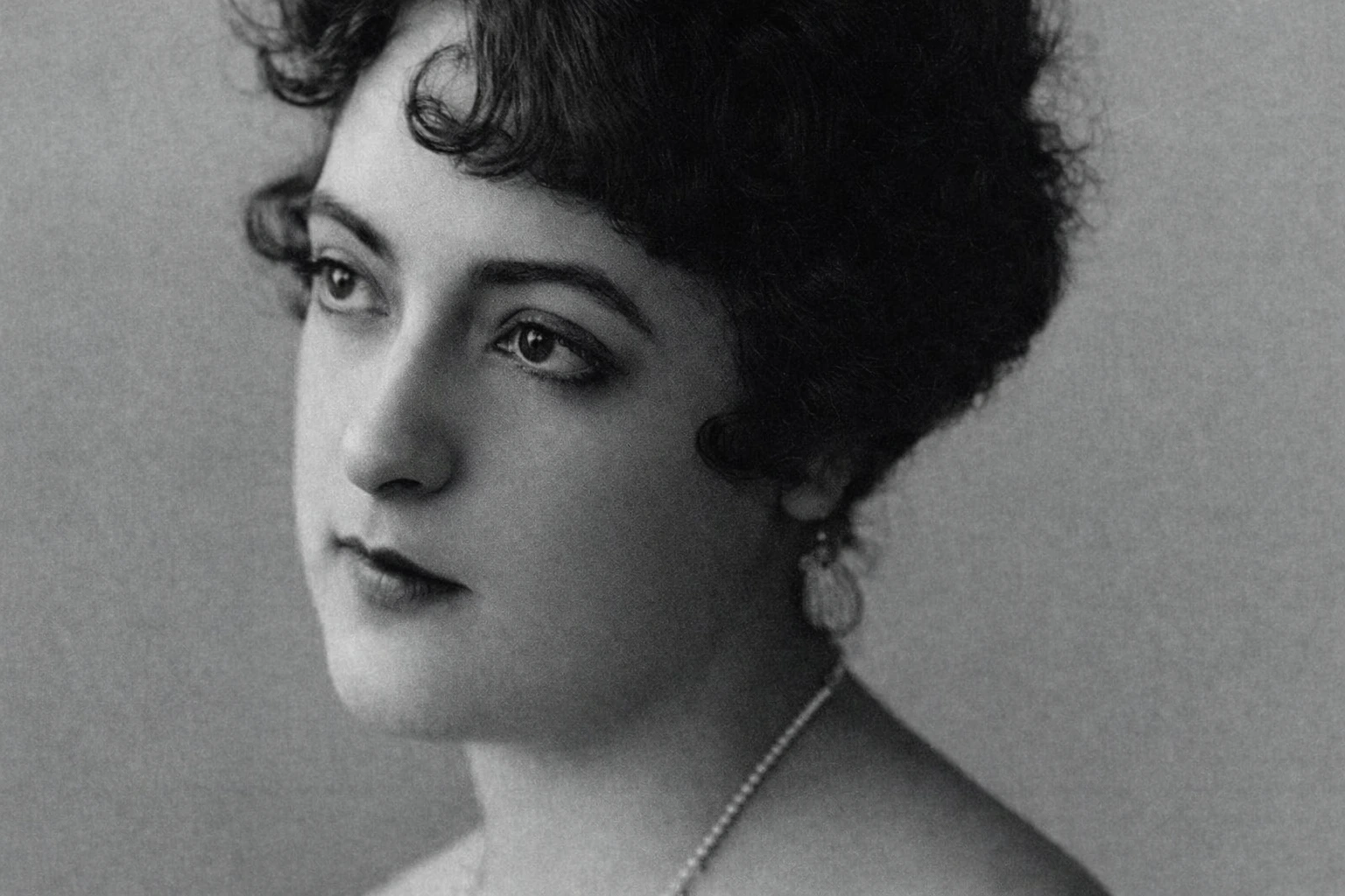 Mimi Derba: Primera directora mexicana y fundadora de Azteca Films