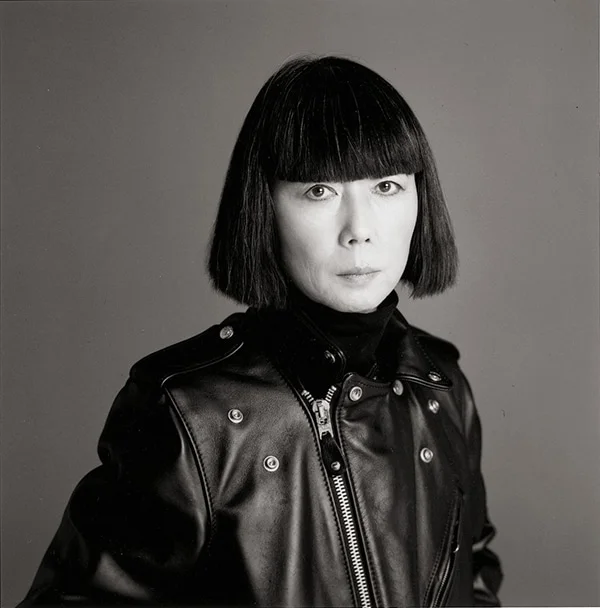Rei Kawakubo, fundadora de Comme des Garçons retrato en blanco y negro