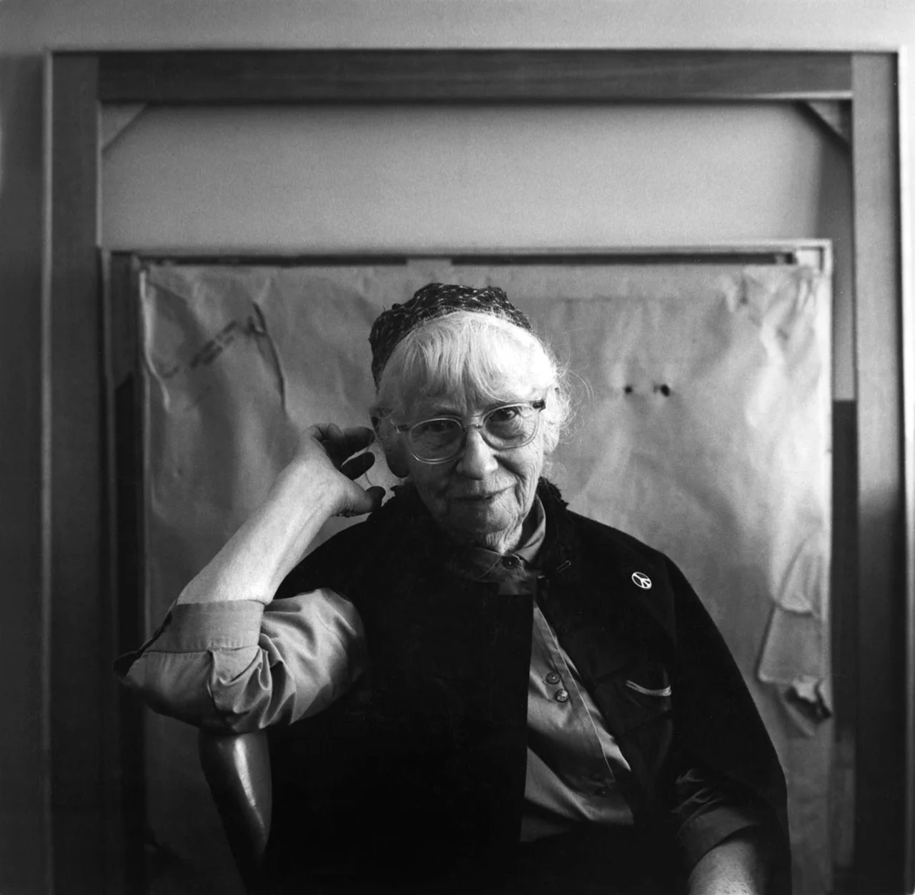 Retrato en primer plano de la fotógrafa Imogen Cunningham, destacando su expresión de autoridad y el rigor técnico que definió su carrera en el modernismo fotográfico.