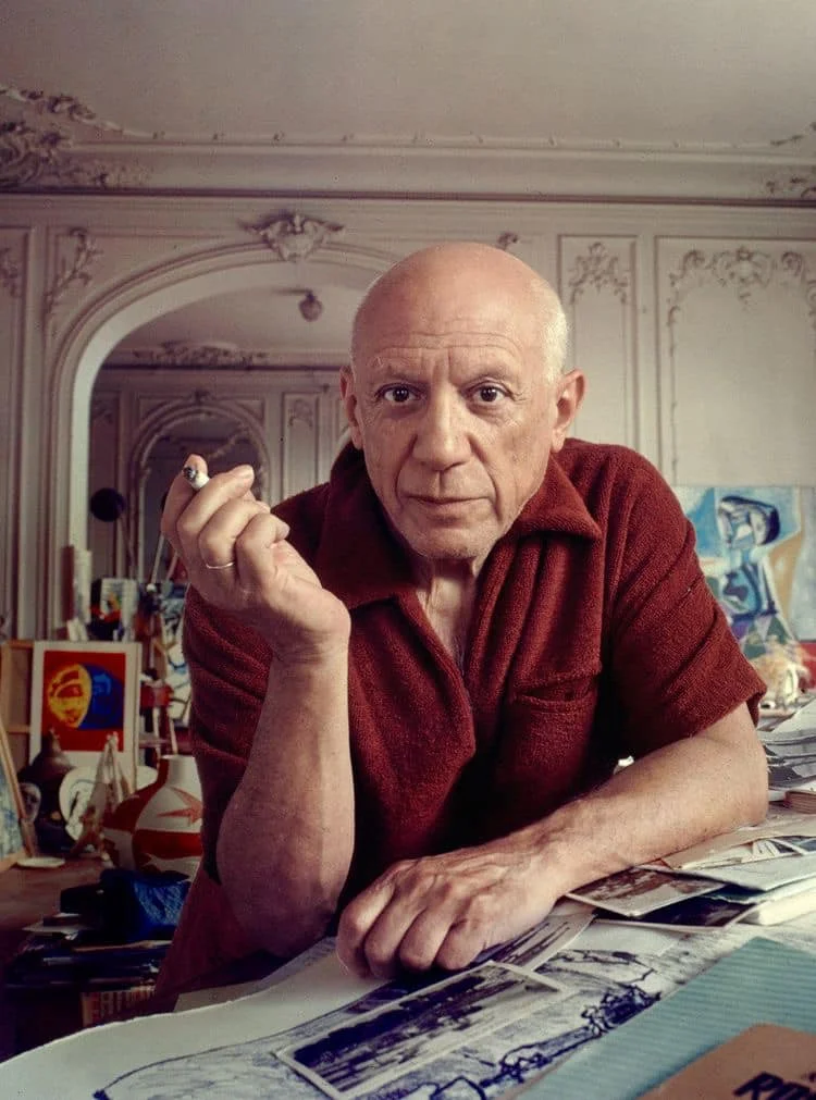Retrato de Pablo Picasso en su estudio, imagen utilizada para analizar la controversia sobre su violencia y la defensa de Rosalía a su obra.