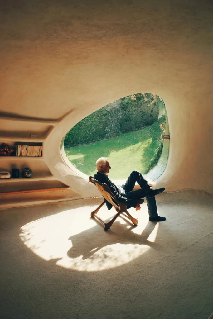 Retrato del arquitecto mexicano Javier Senosiain, pionero de la arquitectura orgánica y la bioarquitectura en su estudio.