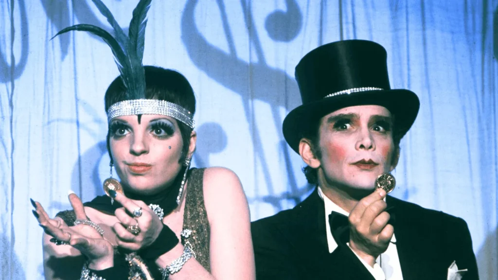 Liza Minnelli en Cabaret mostrando un maquillaje teatral exagerado, representando el estigma social de la cosmética visible que en el siglo XIX estaba restringido únicamente a actrices y trabajadoras sexuales fuera de la norma burguesa.