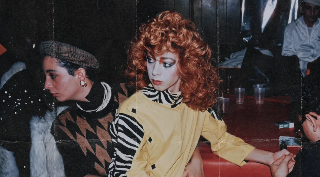 Retrato editorial que evoca la estética de las Femme Queens en la escena Ballroom de Nueva York, representando el legado de figuras como Angie Xtravaganza.