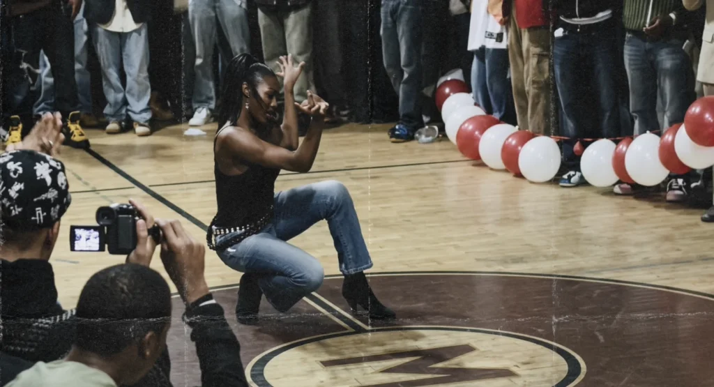 Daesja Laperla de la House of Laperla ejecutando una transición de Vogue Femme, ilustrando la fluidez técnica y el floor performance en la escena ballroom.