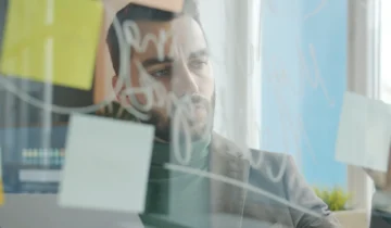 Retrato cinematográfico de un hombre analizando decisiones