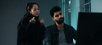 Los anuncios de apuestas imitan titulares, y el lector se da cuenta tarde