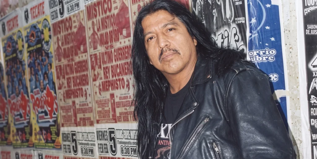 Retrato icónico de David Lerma «El Guadaña», vocalista de Banda Bostik, capturando la esencia de la leyenda del rock urbano mexicano.