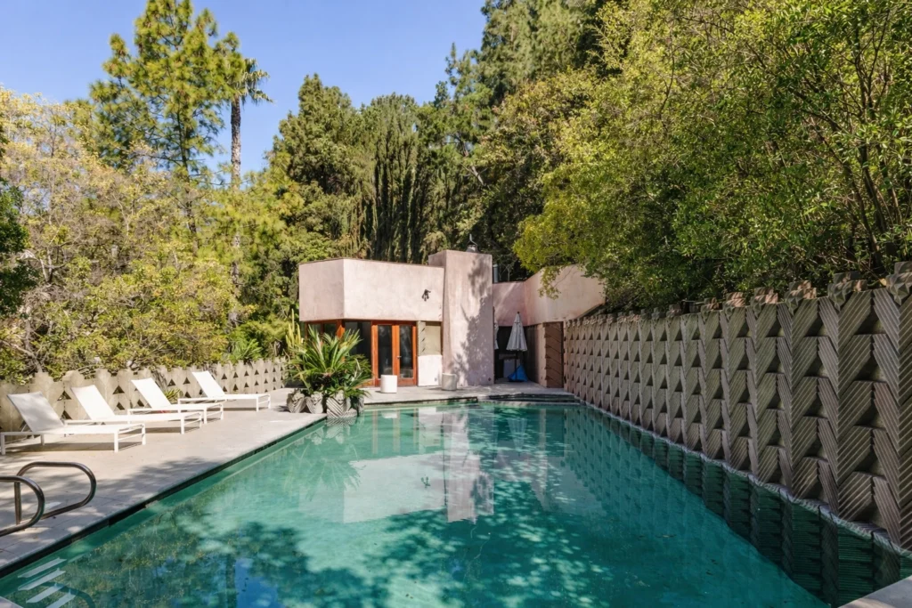 Arquitectura brutalista de la casa de David Lynch diseñada por Lloyd Wright