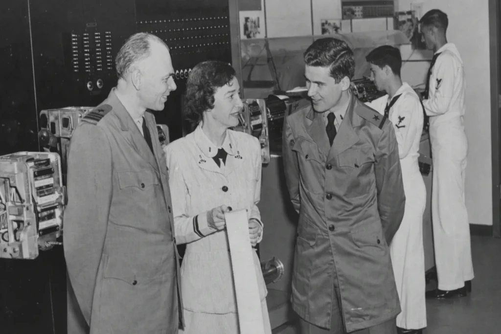 Grace Hopper, conocida también como “Amazing Grace”, fue una pionera en las ciencias de la comunicación y la creadora del primer lenguaje de programación.