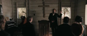 Imagen de portada para el artículo sobre cortos de terror religioso gratis, mostrando una silueta ambigua en una iglesia oscura con iluminación siniestra.