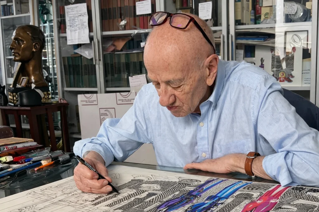 Primer plano de Pedro Friedeberg dibujando minuciosamente una perspectiva arquitectónica compleja con tiralíneas.