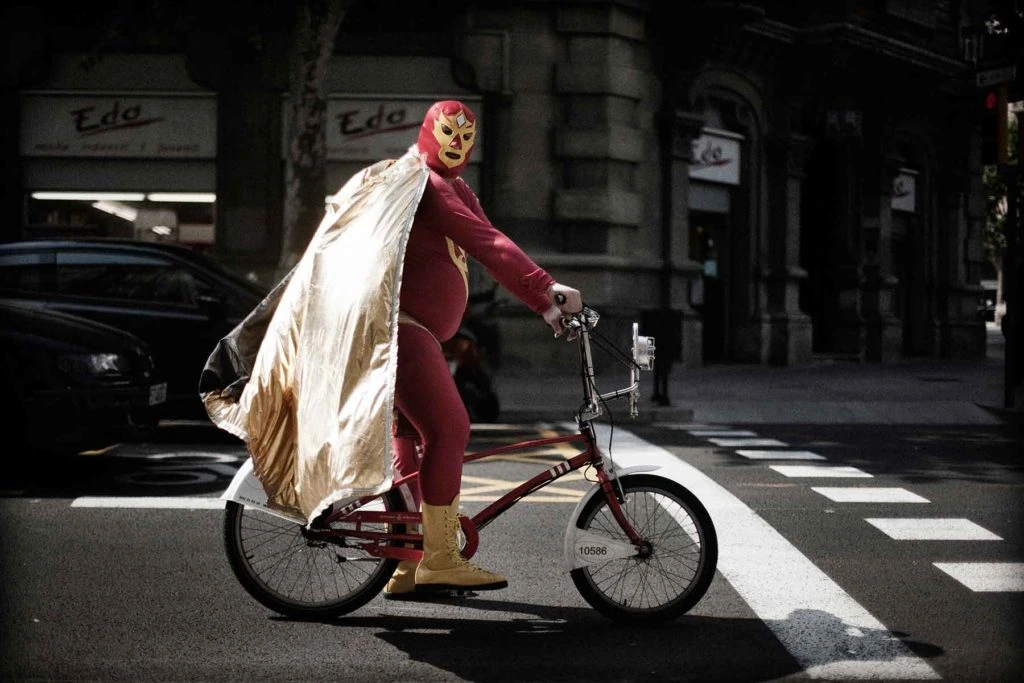 Super Barrio a bordo de una bicicleta. Fotografía: Italo Rondinella