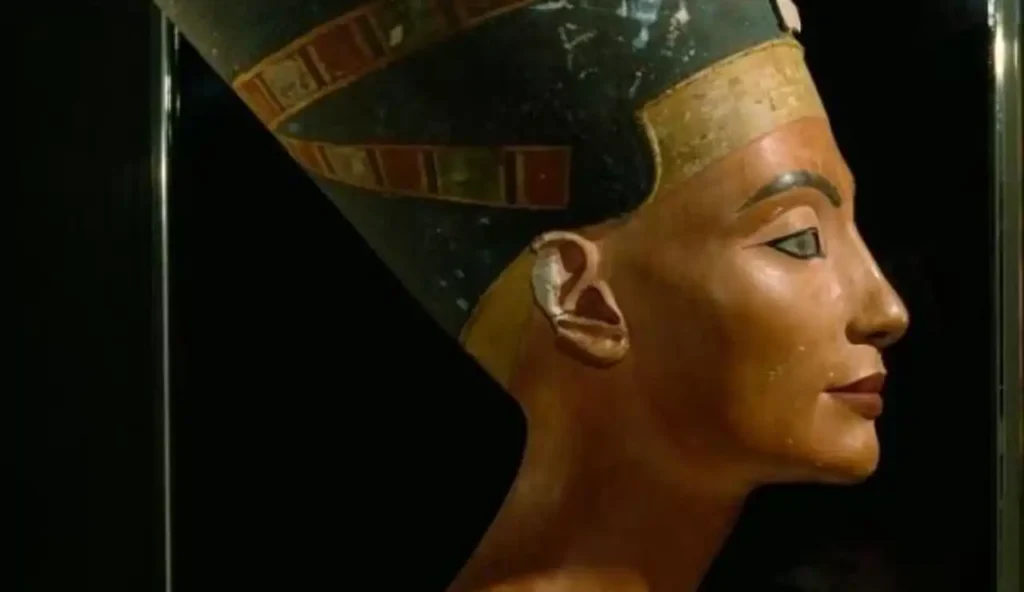 Perfil del Busto de Nefertiti expuesto en un museo, mostrando el delineado de ojos negro con kohl típico del Antiguo Egipto.